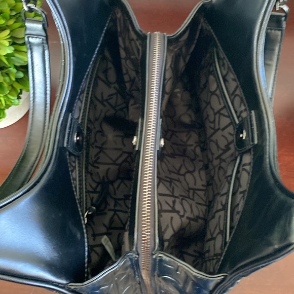 CALVIN KLEIN🖤CLASSIC BLACK🖤LOGO EMBOSSED MEDIUM HOBO SHOULDER BAG 🌟LIKE NEW🌟 - Picture 11 of 16